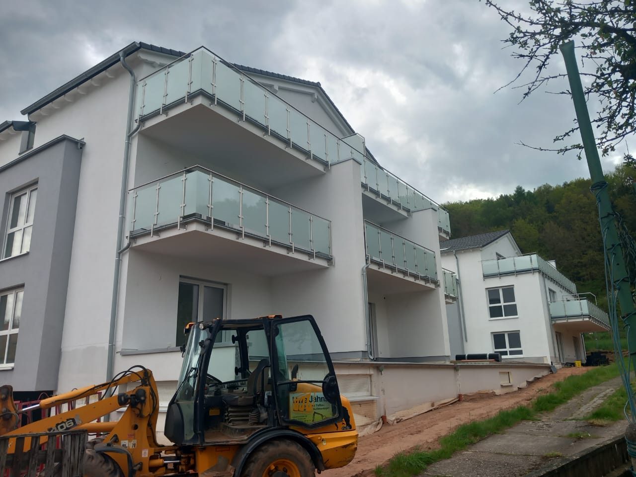 Mehrere Anbaubalkone an einem Wohnhaus – AN Metallbau GmbH