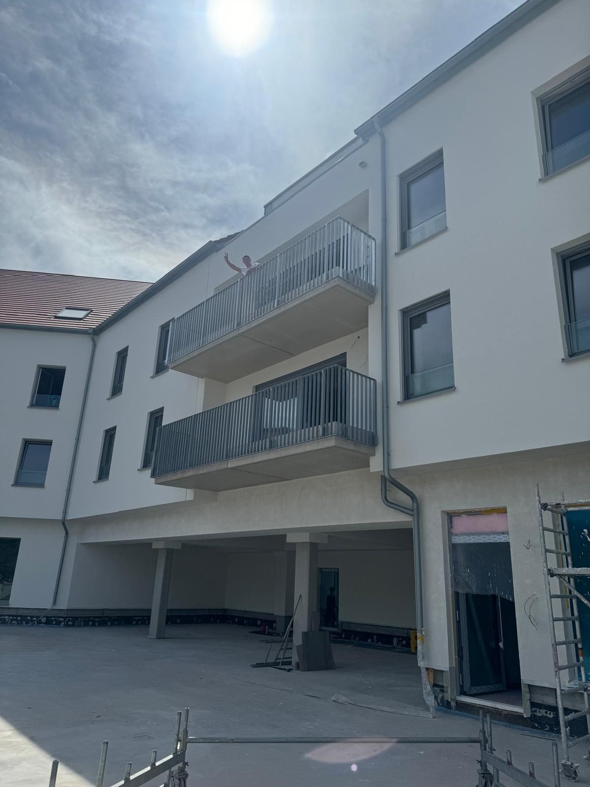 Balkone mit Glasgeländer am Mehrfamilienhaus – AN Metallbau GmbH