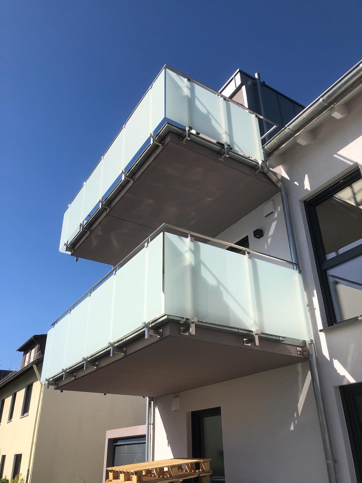 Anbaubalkon mit Glasgeländer – AN Metallbau GmbH