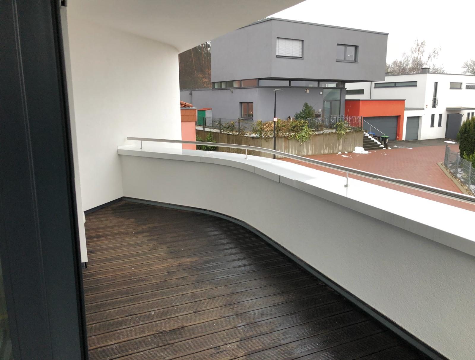 Geschwungener Balkon mit Glasgeländer – AN Metallbau GmbH