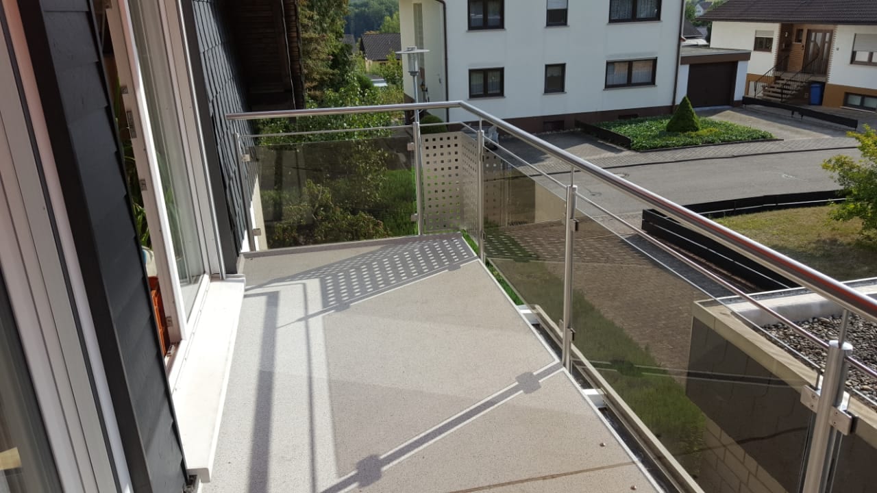 Balkon mit Glasgeländer – Referenz 21 – AN Metallbau GmbH