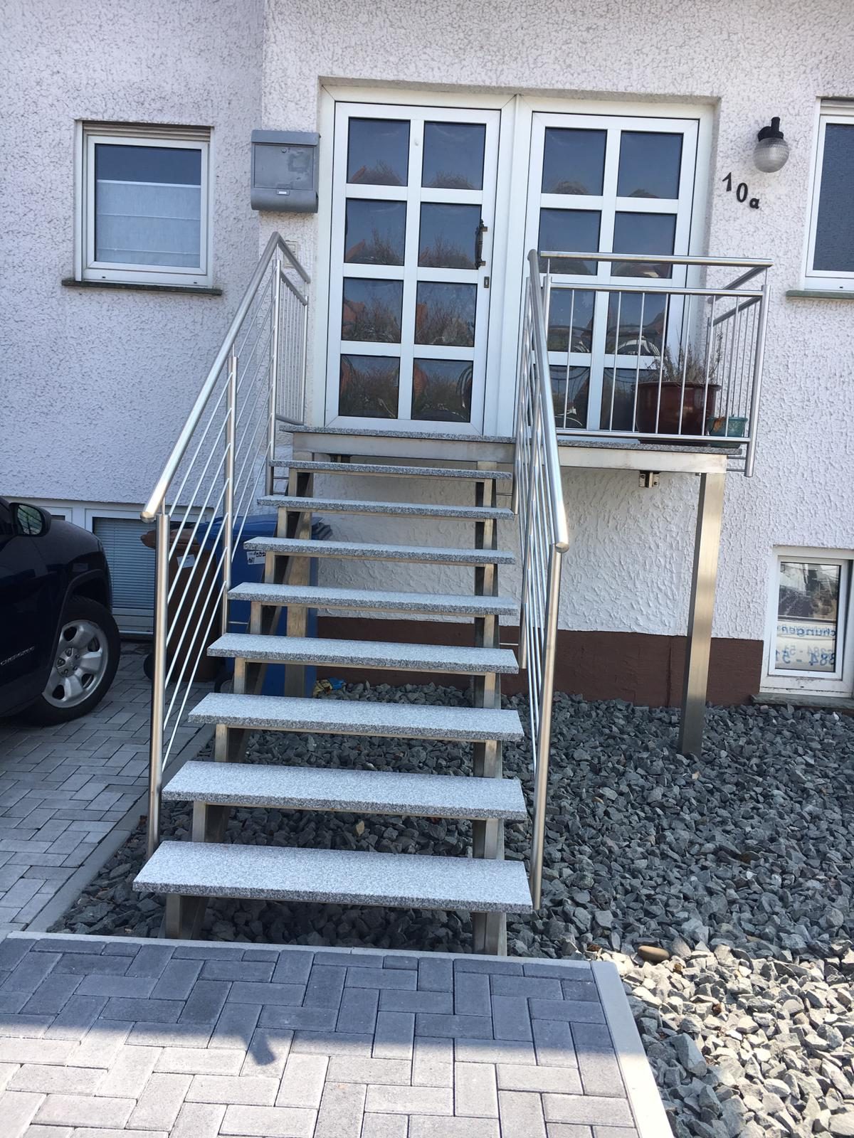 Eingangstreppe mit Natursteinstufen und Edelstahlgeländer – AN Metallbau GmbH