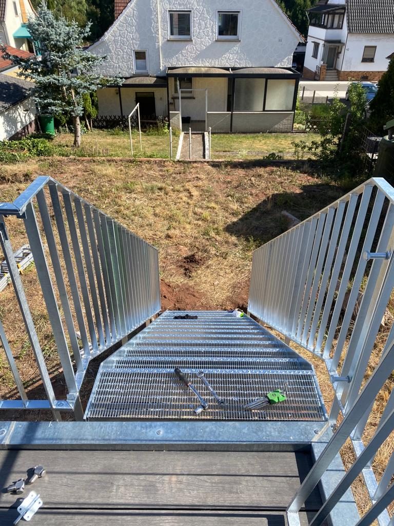 Feuerverzinkte Stahltreppe mit Zwischenpodest – AN Metallbau GmbH