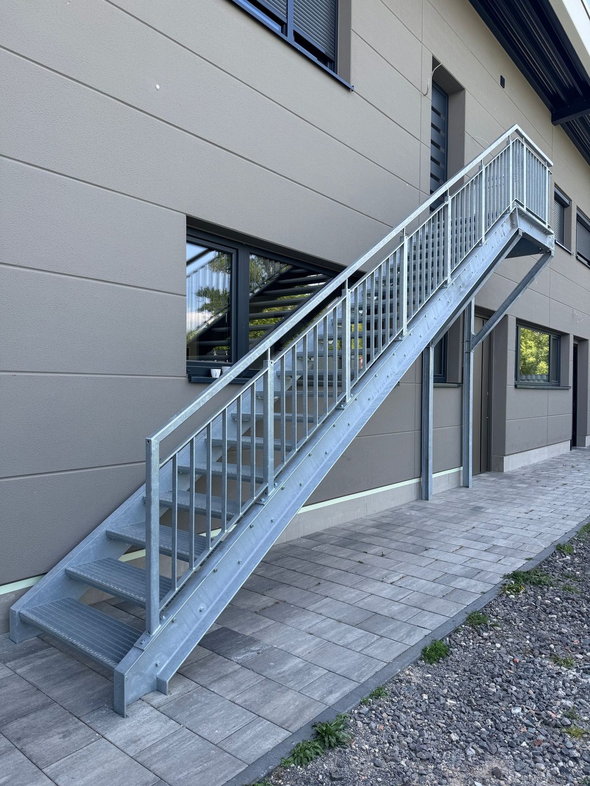 Außentreppe aus Stahl mit Gitterrost-Stufen und Geländer – AN Metallbau GmbH