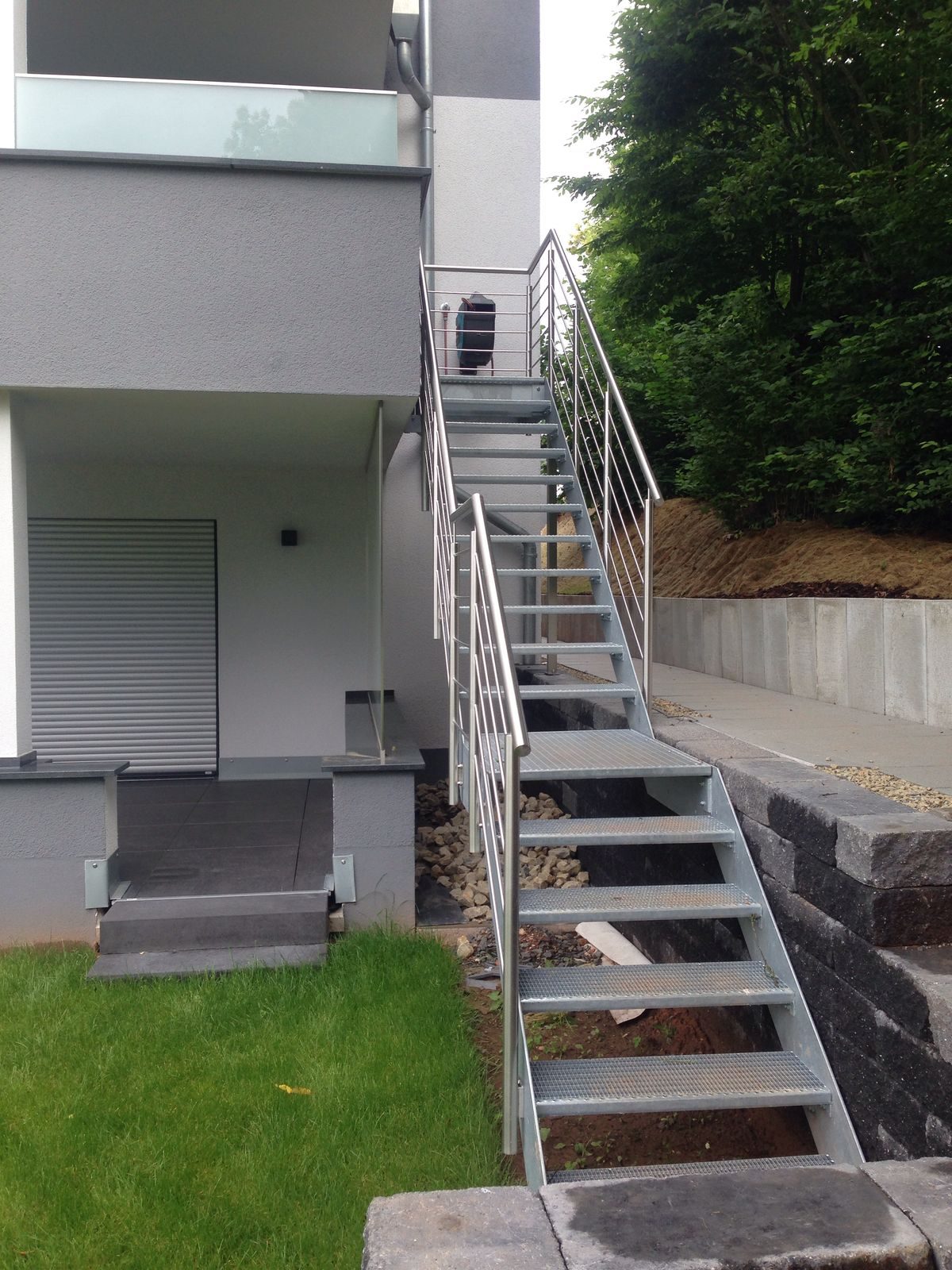 Außentreppe aus Stahl entlang der Hausfassade – AN Metallbau GmbH