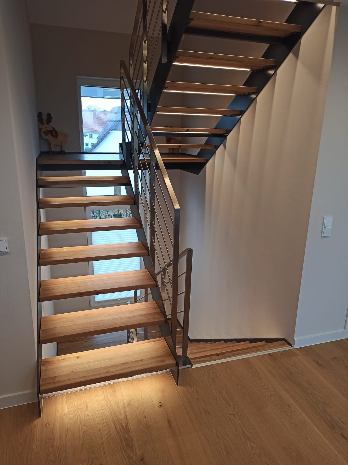 Innentreppe mit Holzstufen und Edelstahl-Querstabgeländer – AN Metallbau GmbH