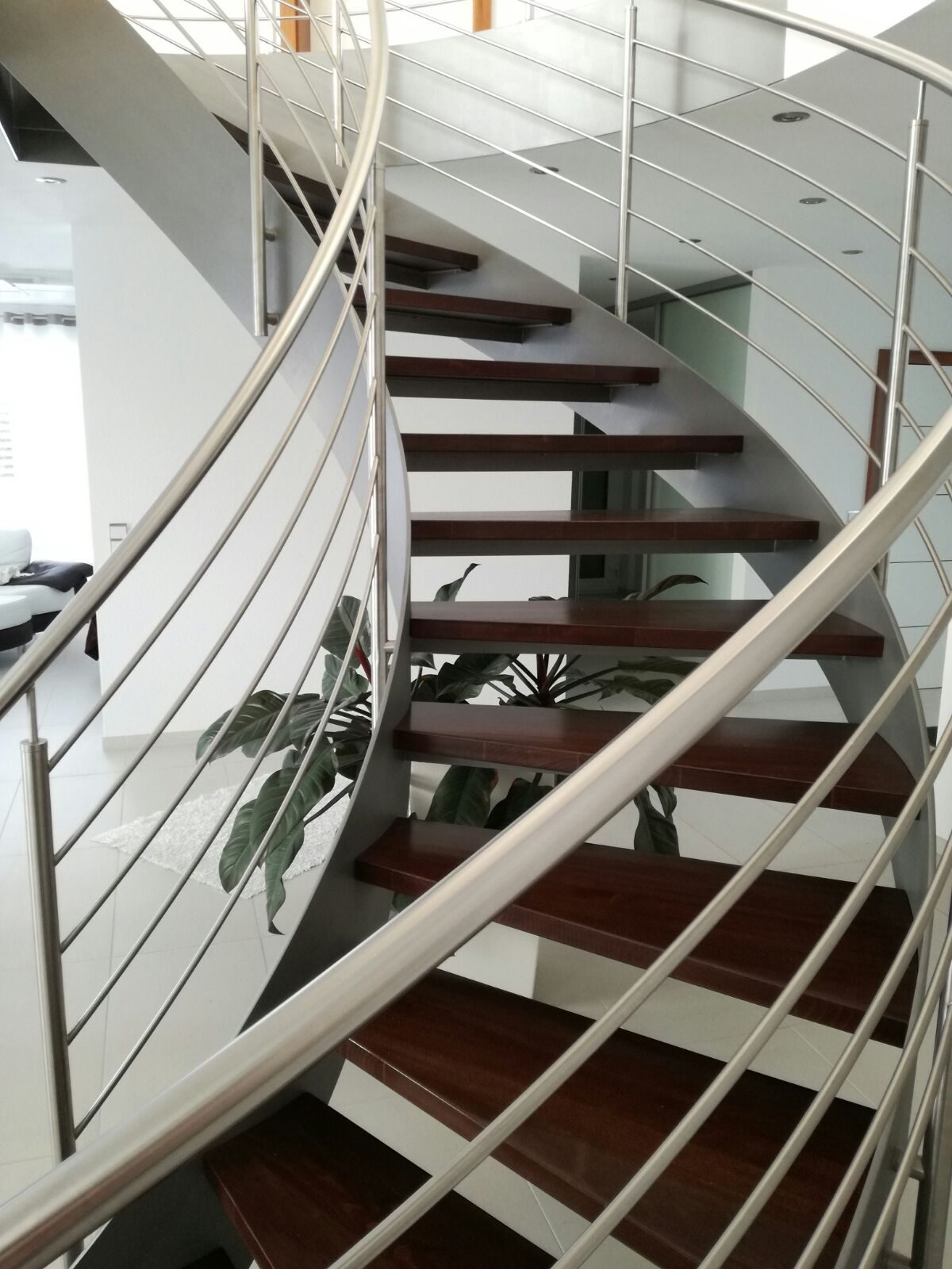 Offene Innentreppe aus Holz und Stahl mit Glasgeländer – AN Metallbau GmbH