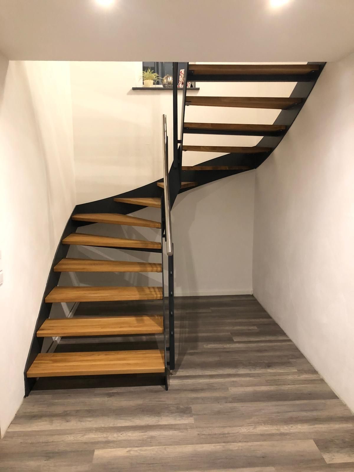 Freitragende Spindeltreppe mit Holzstufen – AN Metallbau GmbH