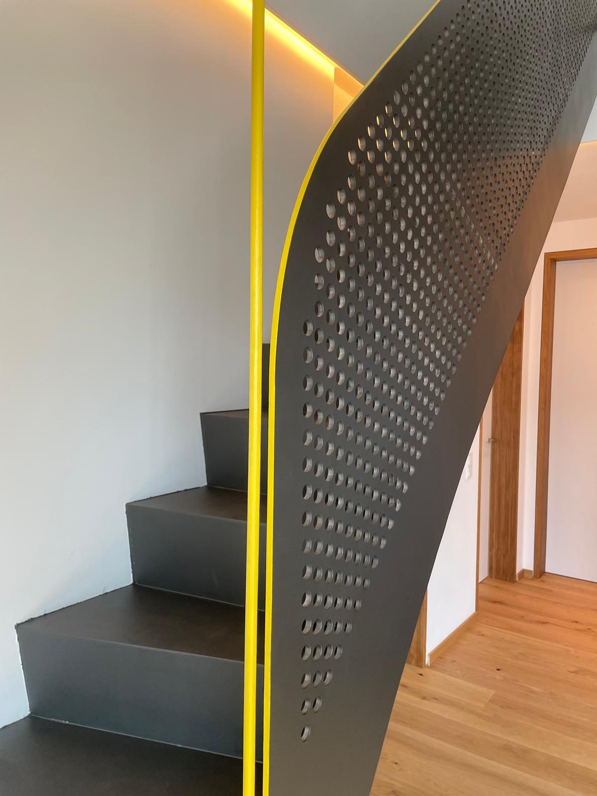 Designtreppe mit Lochblech-Geländer und farbigem Handlauf – AN Metallbau GmbH