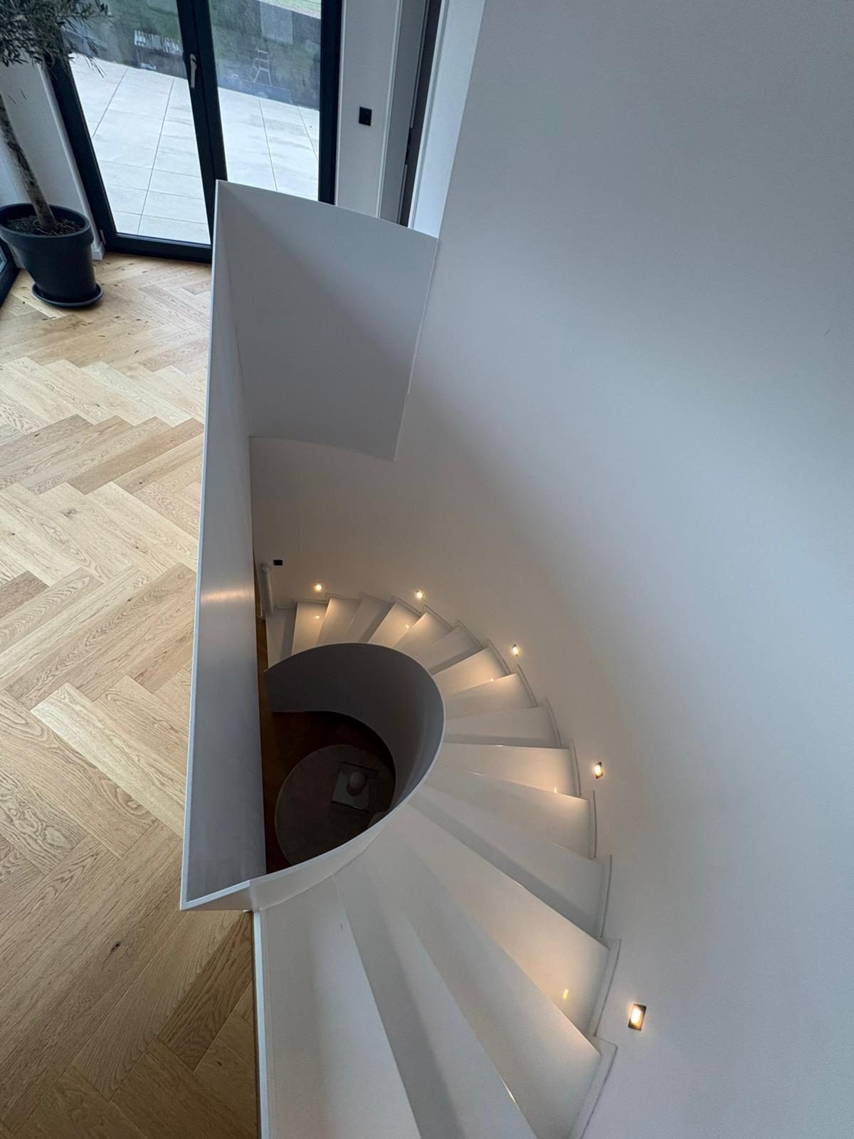 Weiße Spindeltreppe für den Innenbereich – AN Metallbau GmbH