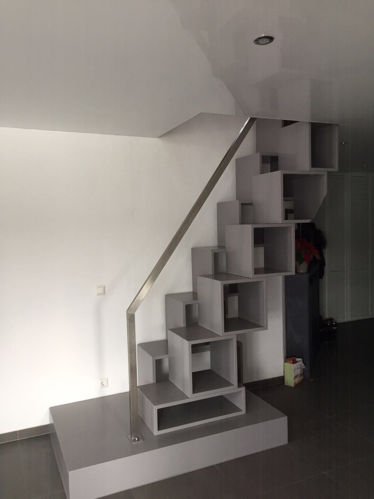Platzsparende Treppe mit integrierten Stauraum-Stufen – AN Metallbau GmbH