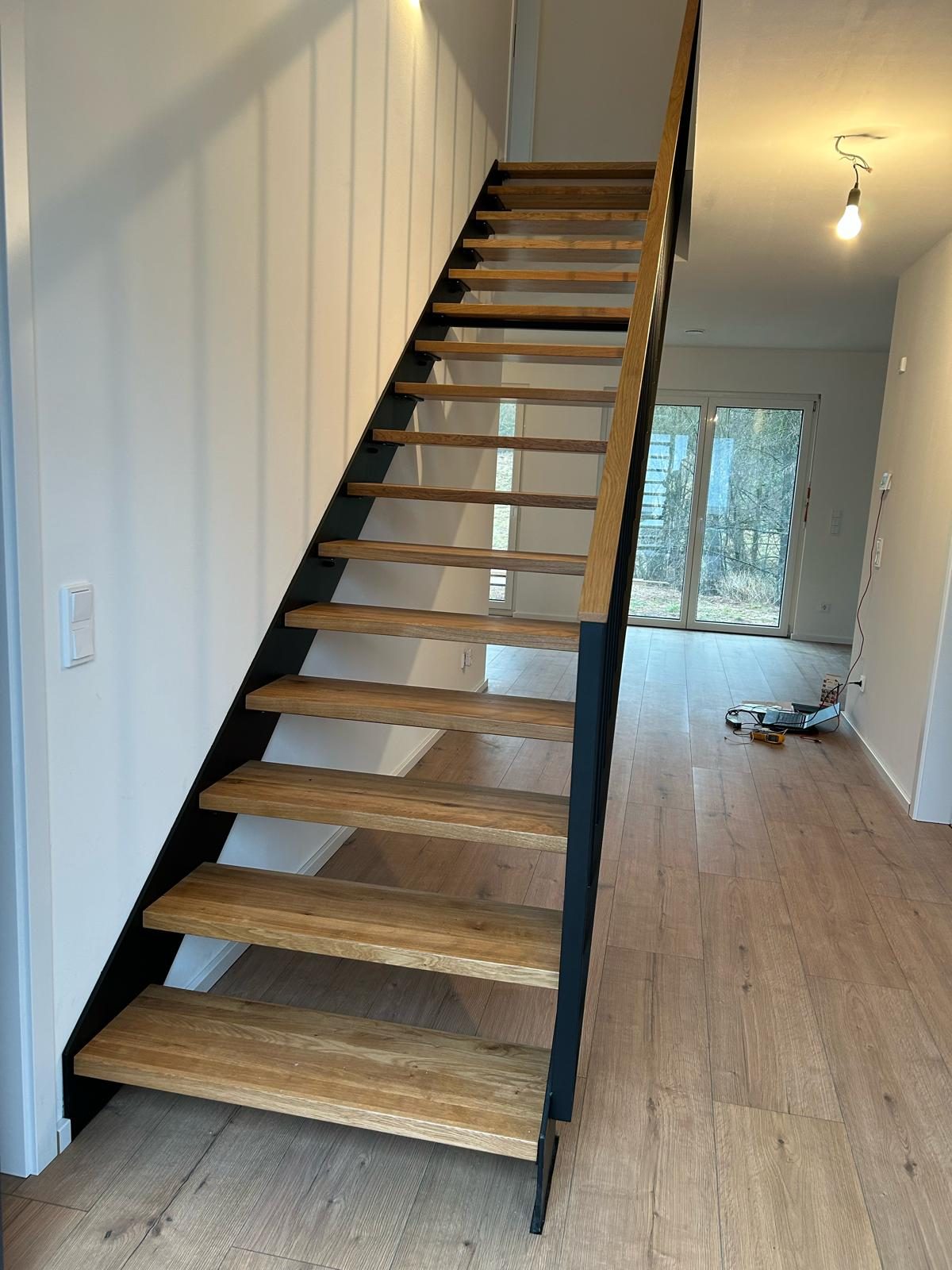 Offene Stahltreppe mit Holzauflage – AN Metallbau GmbH