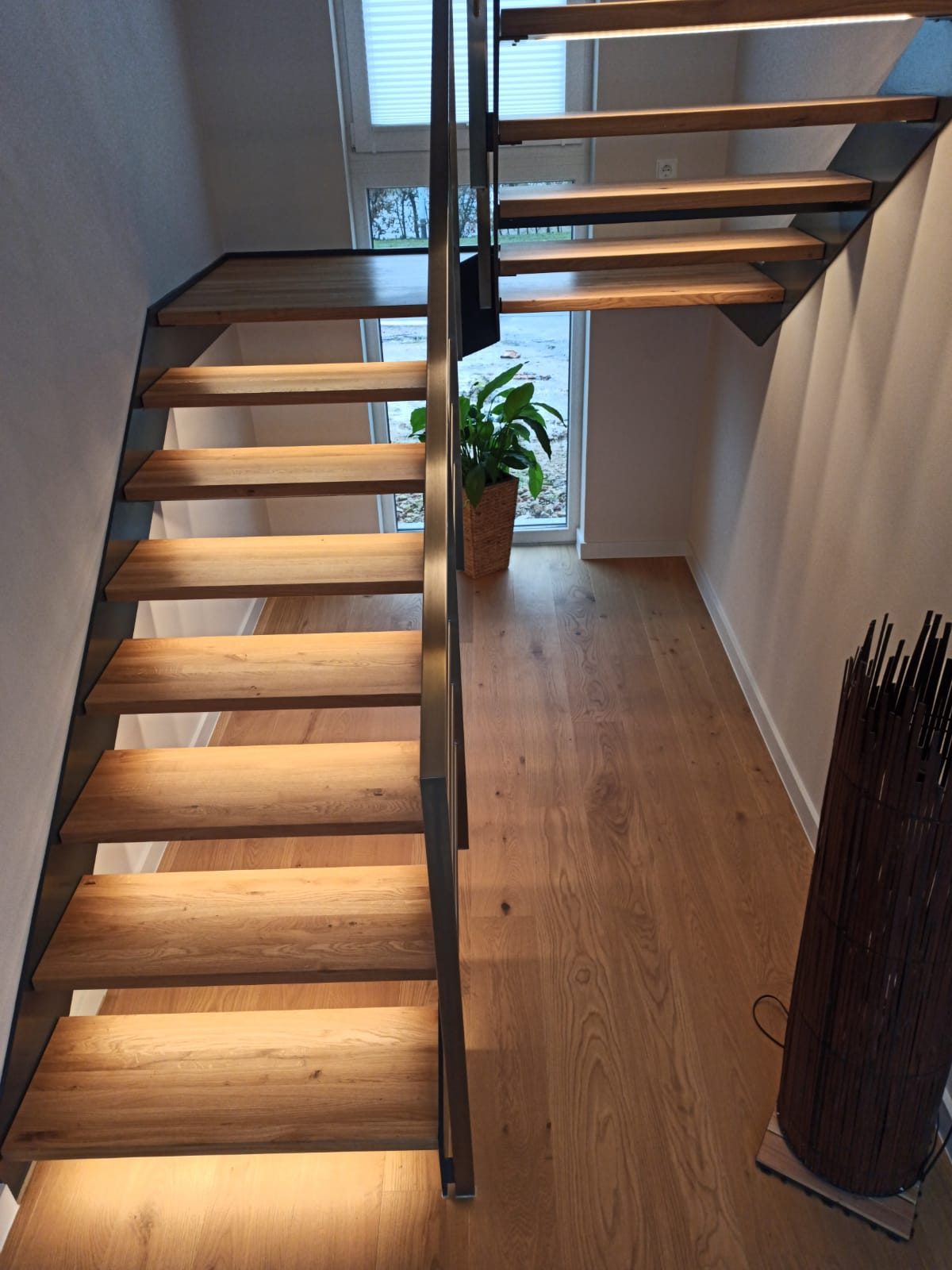 Innentreppe mit Holzstufen und LED-Stufenbeleuchtung – AN Metallbau GmbH